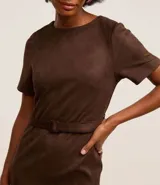 Vestido corto de gamuza color marrón, con cuello redondo, mangas cortas y cinturón con hebilla cuadrada.