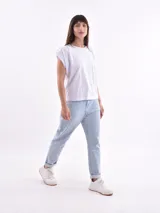 Remera negra de corte clásico con mangas cortas abullonadas.