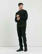 Pantalon de pana de corte clasico, color verde oliva, con bolsillos delanteros inclinados y bolsillos traseros de ribete.