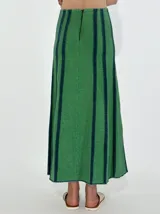 Pollera larga de jean azul con rayas verticales verdes.