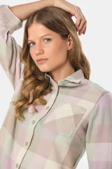 Camisa de viyela a cuadros en tonos pastel, con cuello clásico, cierre frontal de botones y bolsillo en el pecho.