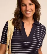 Blusa de ribana azul marino con rayas horizontales blancas, cuello polo en pico y mangas cortas.