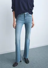 Jeans de denim azul claro con tiro medio y botamanga sin costura, de corte recto.