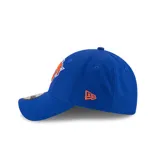 Gorro New Era azul con el logo de los New York Knicks bordado en el frente.