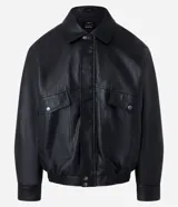 Campera masculina de corte boxy confeccionada en poliuretano con acabado que imita el cuero. Presenta cuello con solapa, cierre frontal oculto, mangas largas y bolsillos con canesú. El bajo cuenta con ajuste elástico y cierre de botón doble.
