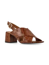 Sandalia de cuero con textura de reptil en color camel, con diseño de tiras cruzadas en el empeine, taco cuadrado y cierre de pulsera con hebilla metálica.