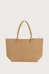 Bolsa tipo tote de diseño minimalista en color beige, con estructura amplia, doble asa de hombro y logo de la marca grabado en la parte inferior frontal.