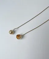 Par de caravanas colgantes de plata 950 con cadena fina y dije esférico.