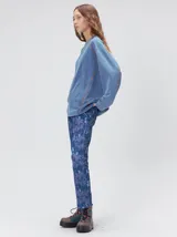 Remera de manga larga con cuello redondo, confeccionada en algodón con efecto lavado. Presenta costuras decorativas en color contrastante en sisas, mangas y frente, con un corte holgado y logo bordado en el frente.