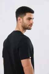 Remera azul de manga corta y cuello redondo, con texto bordado en el pecho.