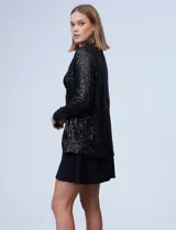 Chaqueta de lentejuelas color negro de la marca Ninety Clothing, con diseño de manga larga, frente abierto y forro interno a tono.