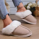 Pantufla cerrada de gamuza gris con interior y borde de peluche blanco, suela de goma antideslizante.