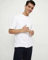 Anillo tipo sello dorado con forma de ojo y cristal facetado verde en el centro.