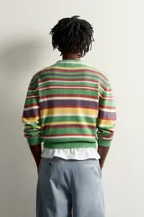 Jersey relaxed fit de punto tejido de algodón, cuello redondo y manga larga, con rayas horizontales multicolores y parche bordado Fruit of the Loom en el delantero.