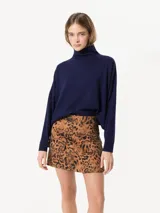 Minifalda marrón con estampado animal print y bolsillos delanteros.