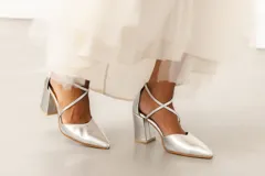 Zapato de tacón ancho color rosa viejo, de tela tipo terciopelo, con puntera fina y tiras cruzadas sobre el empeine.