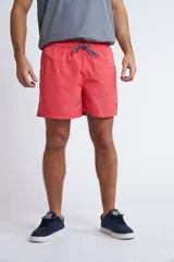 Short de baño color turquesa con cintura elástica y cordón ajustable. Presenta bolsillos laterales y un bolsillo trasero, con el logo de la marca bordado en la parte inferior de la pierna.