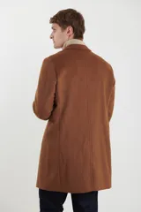 Sobretodo 3/4 de paño, color gris oscuro, con cuello solapa, cierre frontal de botones, manga larga y bolsillos laterales de ribete.