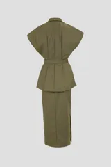 Conjunto de dos piezas color verde militar, compuesto por un chaleco tipo blazer sin mangas con solapas, bolsillos con solapa y cinturón con hebilla metálica, y una falda midi de corte recto.