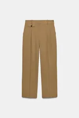 Pantalón de tiro medio con pinzas delanteras y pernera recta. Cuenta con bolsillos frontales, falsos bolsillos traseros de vivo y cierre frontal con cremallera, botón interior y ganchos.