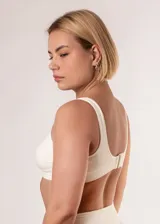 Soutien de microfibra sin costuras, con diseño de breteles anchos y banda elástica reforzada para mayor sujeción. Modelo sin aros ni copas preformadas.