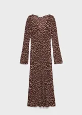Vestido largo de tejido plisado marrón con estampado floral pequeño, escote en V, manga larga acampanada y diseño evasé.