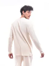 Buzo gris oscuro de tejido waffle con cuello redondo y mangas largas.