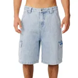 Bermuda de denim estilo cargo, color celeste claro, con bolsillos laterales con solapa y trabillas para cinturón.