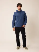Canguro de polar azul con capucha y cordones ajustables. Presenta un bolsillo frontal tipo canguro y un pequeño logo bordado en el pecho.