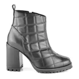 Botín de cuero sintético color rosa pálido con diseño acolchado y cierre lateral. Tiene taco cuadrado y suela track.