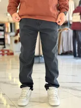 Pantalón de jean celestes de corte relaxed fit con costuras laterales decorativas y presillas.