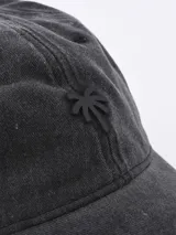 Gorra tipo baseball de color gris con efecto lavado y pequeño logo de palmera bordado en el frente.