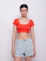 Top corto color amarillo, de mangas cortas y escote redondo.