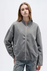 Campera bomber negra de manga larga, con cierre frontal y bolsillos.
