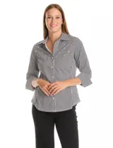 Camisa de corte clásico con estampado de rayas verticales en blanco y negro. Presenta cuello con solapa, escote en V, cierre frontal con botones perlados y apliques de perlas decorativas en la parte superior delantera. Posee mangas tres cuartos con puños abotonados.