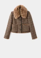 Chaqueta de tweed marrón con diseño recto, cuello de pelo sintético marrón extraíble, cierre frontal de botones, bolsillos de parche y terminaciones deshilachadas.