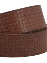 Cinturón de cuero marrón con textura de tejido en relieve. Presenta hebilla y puntera metálicas en acabado bronce envejecido.