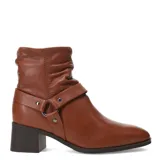 Botas de cuero color suela, con caña media arrugada y detalle de correa con hebilla metálica en el tobillo. Posee taco cuadrado y punta redondeada.