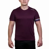 Remera deportiva Diadora Ss Core Tee color violeta con logo en el hombro y detalle de bandas de colores en la manga.