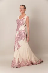 Vestido largo de tul color champagne con apliques de strass y bordado en hilo rosa viejo. Presenta una guarda bordada en el ruedo. Modelo exclusivo.