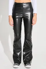 Pantalon de tiro alto confeccionado en ecocuero, con diseño semi oxford y cierre metálico lateral. Presenta un recorte horizontal sobre la rodilla.
