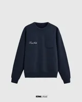 Buzo azul marino de corte clásico con cuello redondo, puños y cintura acanalados. Presenta un bolsillo cuadrado en el pecho y logo de la marca bordado en blanco.