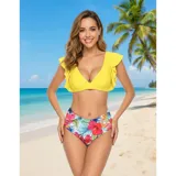 Bikini de dos piezas compuesto por un top amarillo con volados en los hombros y una bombacha de tiro alto con estampado tropical de flores y hojas.