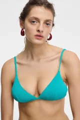 Top de bikini negro con diseño triangular y textura acanalada, con tirantes finos ajustables.