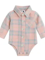 Body camisa a cuadros rosa, gris y amarillo, con cuello clásico, manga larga, bolsillo en el pecho y cierre con broches en la entrepierna.