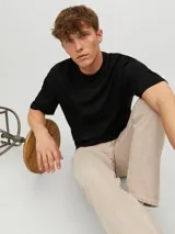 Camiseta negra de manga corta con cuello redondo y corte holgado.