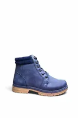 Bota corta de cuero sintético color azul con cordones, suela track tostada y detalle de cuello tejido en lana tono sobre tono.