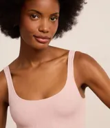 Soutien top color rosa claro, de poliamida con acabado seamless, escote redondo y breteles anchos fijos.