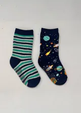 Pack de dos pares de medias de media caña, uno con diseño a rayas horizontales en tonos azul, gris y verde, y otro con diseño de planetas, estrellas y cohetes sobre fondo azul oscuro.