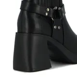 Bota de caña media color negro, con taco cuadrado, hebilla decorativa y elástico lateral.